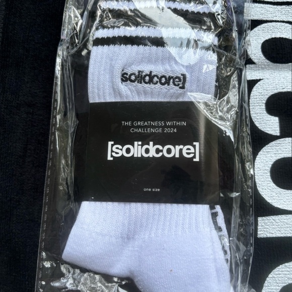 solidcore grippy socks + solidcore towel - Picture 5 of 7